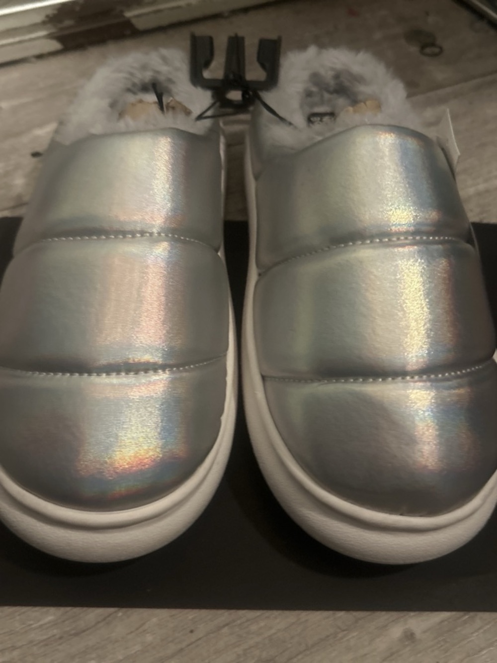NO BOUNDARIES Quilted Slippers in Silver US 9 NWT
